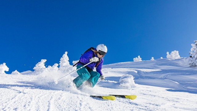 国际山地滑雪挑战赛，感受雪域世界的魅力，滑雪登山挑战赛